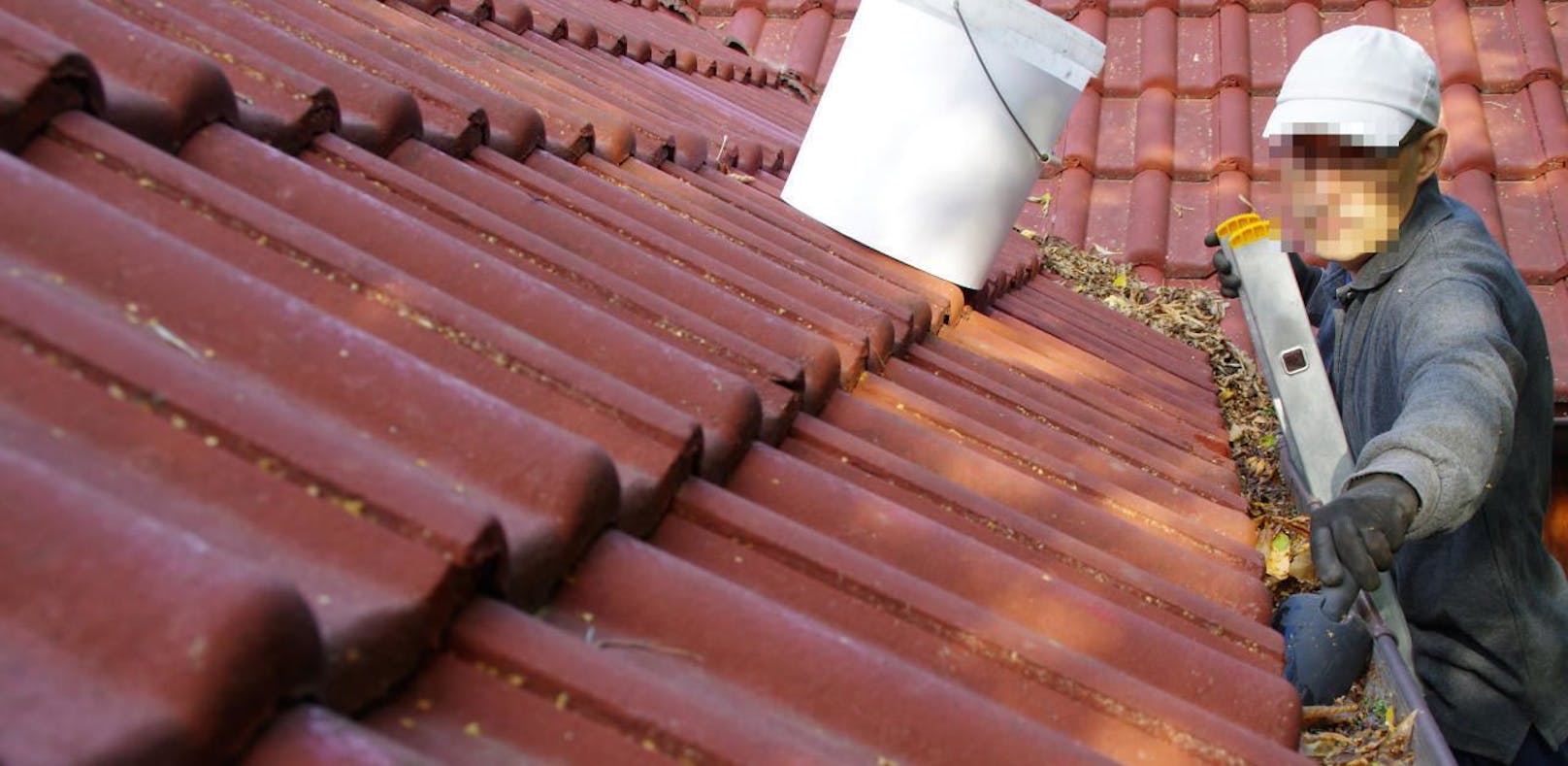 Ein Dachspengler stürzte vom Dach eines Hauses während der Arbeit. (Symbolbild)