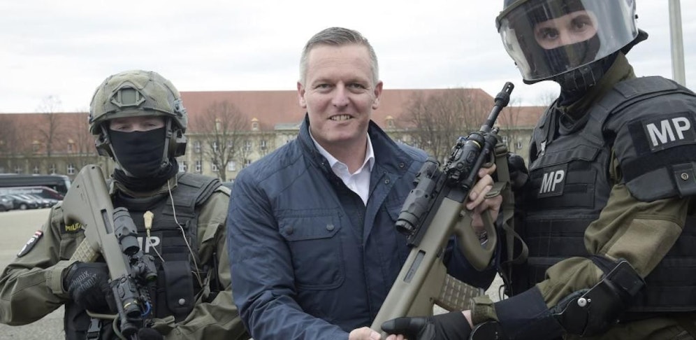 Mario Kunasek bei der Übergabe neuer Sturmgewehre im April 2018