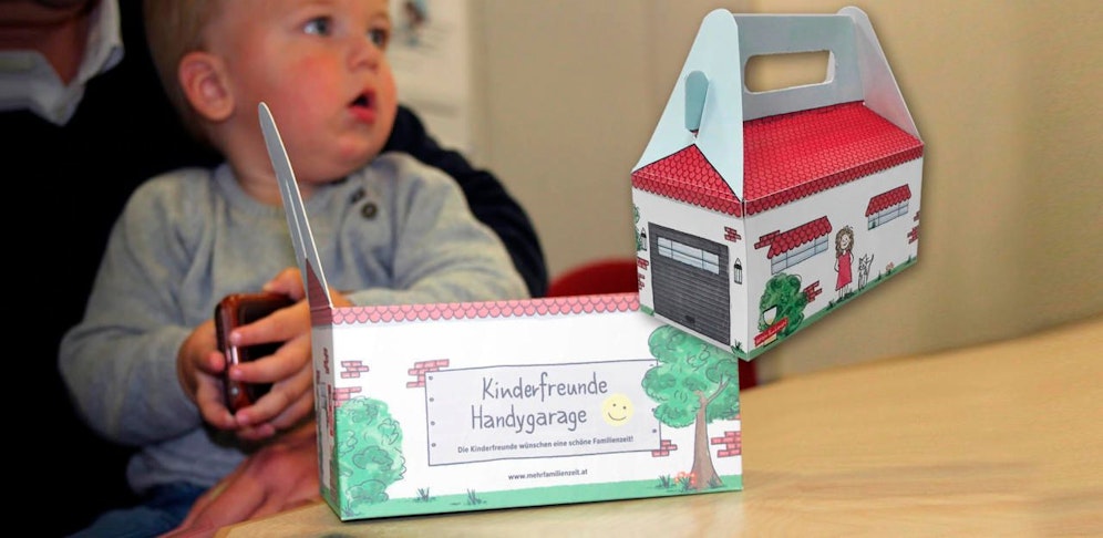 Und so schaut sie aus: die Garage fürs Handy, die ganz einfach im Wohnzimmer "geparkt" werden kann. 