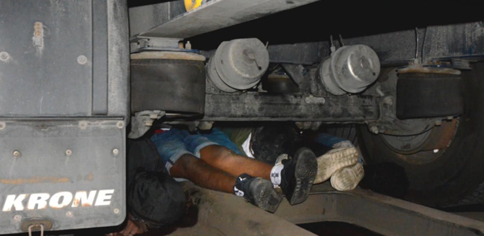 Illegale Einreise: Migranten unter Lkw versteckt