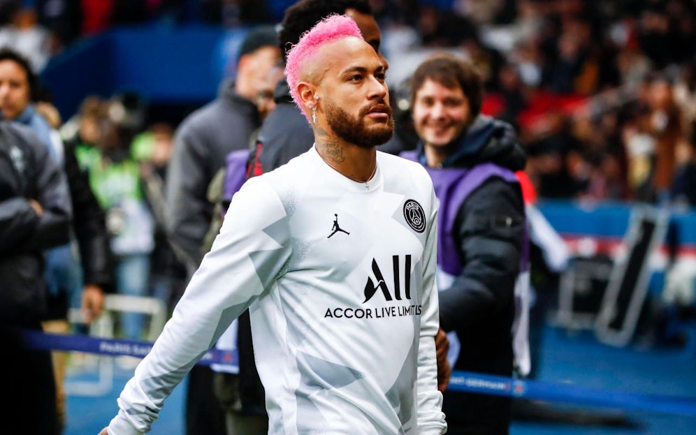 Brasilien-Superstar Neymar spielt mit pinker Frisur. 