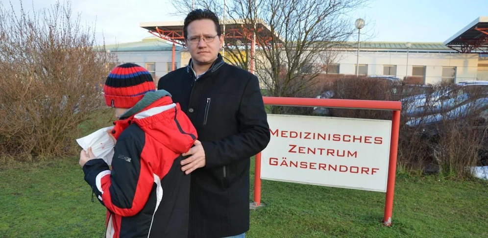 Herbert Steindl mit Bub vor der Gänserndorfer Tagesklinik.