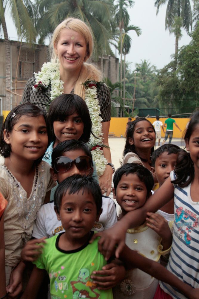 Heute.at - Claudia Stöckl besucht Waisenkinder