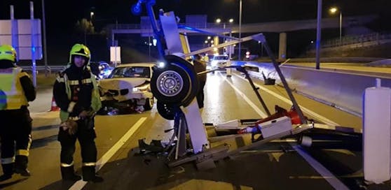 Auto und Anhänger wurden schwer beschädigt.