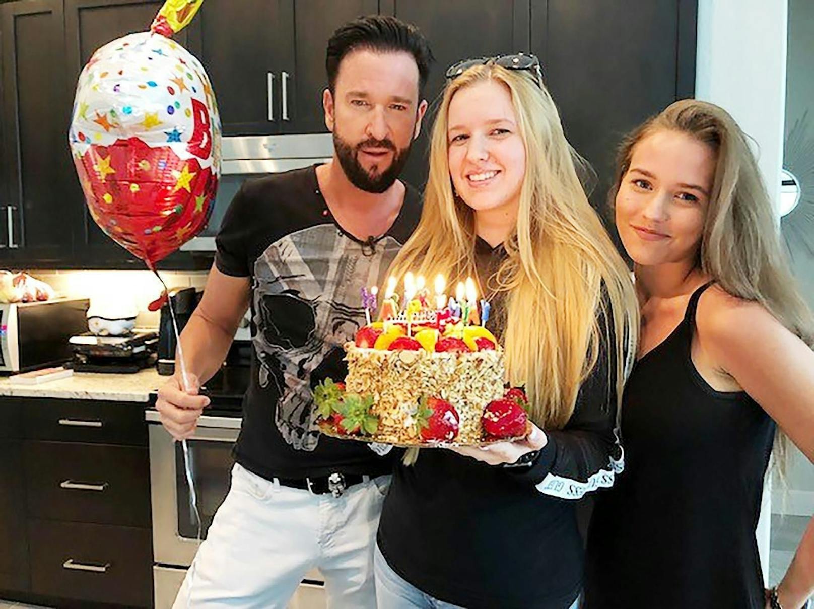 Tochter Adeline feiert zusammen mit Michael Wendler und Laura (r.) ihren 17. Geburtstag. 