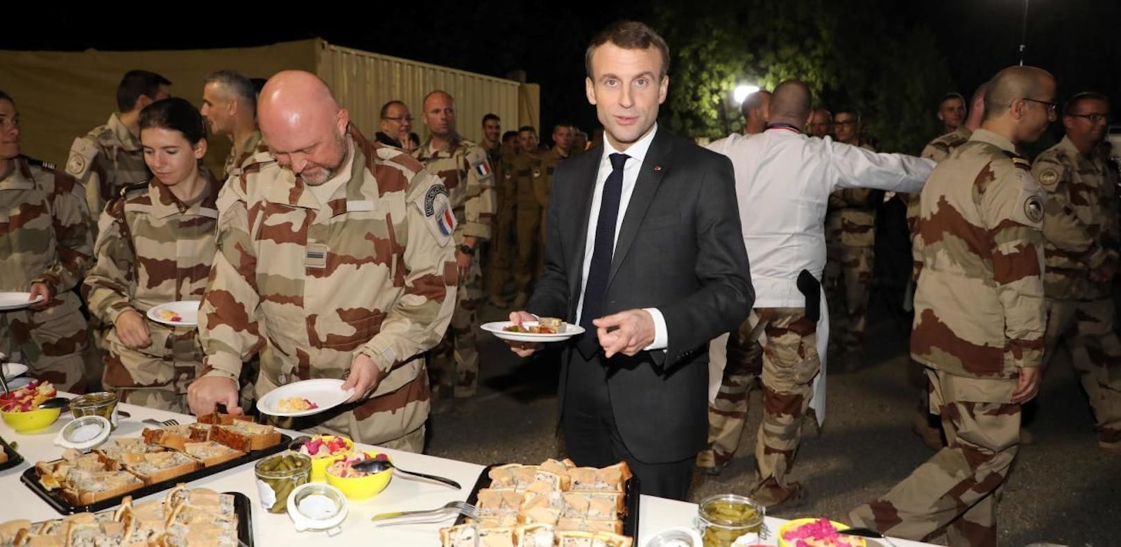 Macron bringt Soldaten Gänseleber in den Tschad