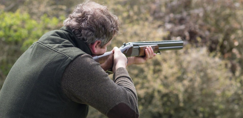 Symbolfoto eines Jägers von hinten.