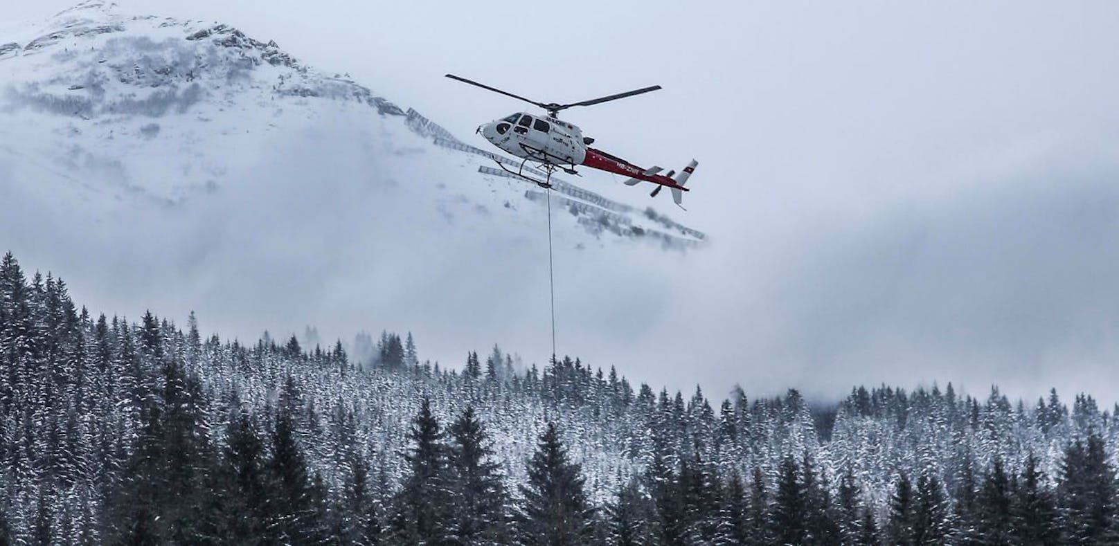 Wengen: Schnee für den Slalomhang wird per Heli eingeflogen.
