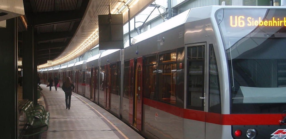 Ein Polizeieinsatz macht den Passagieren der U6 zu schaffen.