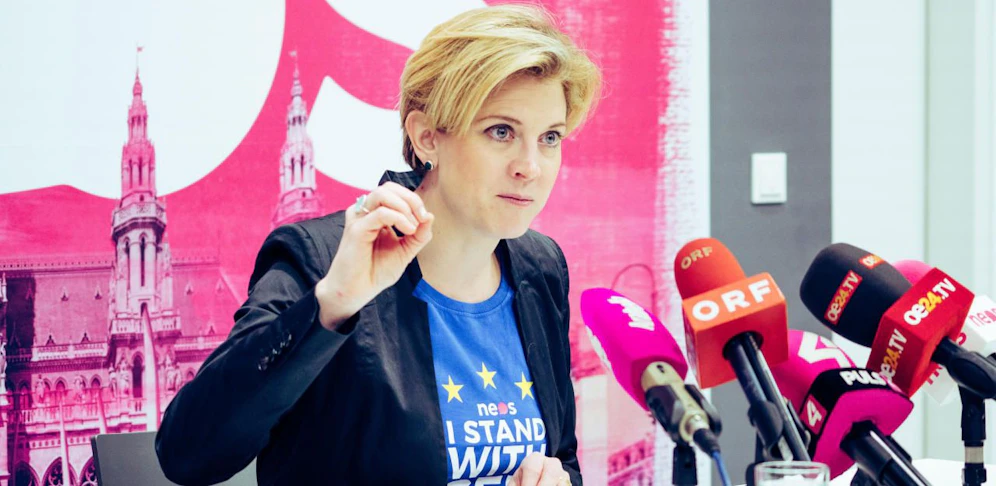 Neos-Chefin Beate Meinl-Reisinger mit "I stand with CEU"-T-Shirt" anlässlich des Besuchs von Ungarns Ministerpräsident Viktor Orban in Wien: "Ich lehne dieses autoritäre Verständnis ab", sagt sie. 