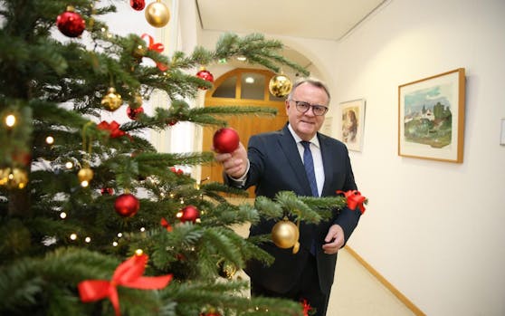 Hans Niessl (67) schmückt letztmalig Landhaus-Baum.