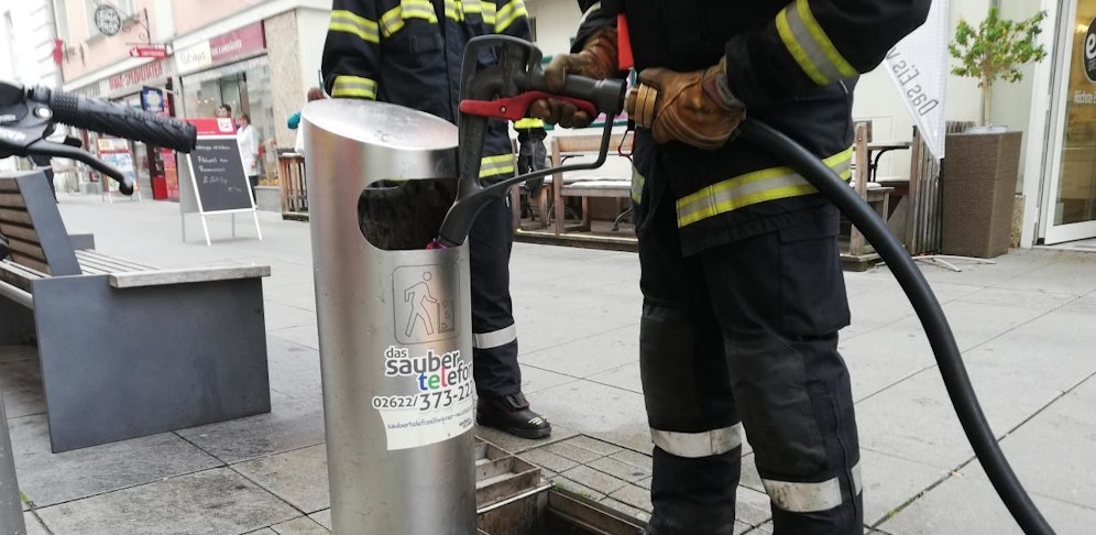 Großer Aufwand für einen kleinen Mistkübel. 