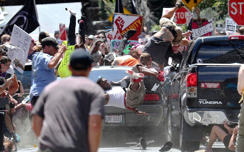 Wahnsinnstat: Marcus Martin (26, im weißen Shirt) wird von dem Auto des Amoklenkers erfasst und durch die Luft geschleudert! Er hatte seine Verlobte Marissa (27) im letzten Moment aus der Bahn des Autos stoßen können. Seiner Freundin Heather (32) konnte er nicht mehr helfen ...