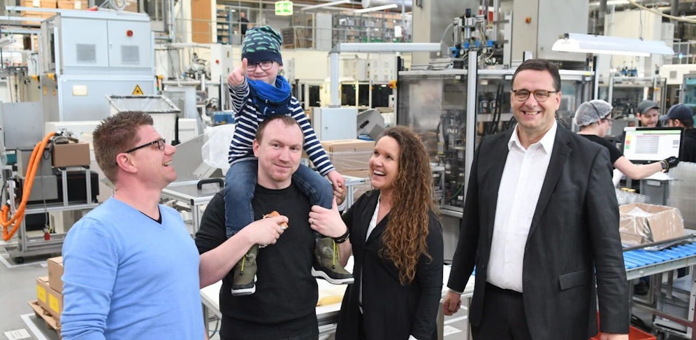 Andreas Graf mit Sohn Julius auf der Schulter, Personalchefin Pia Meier und zwei Betriebsräten. 