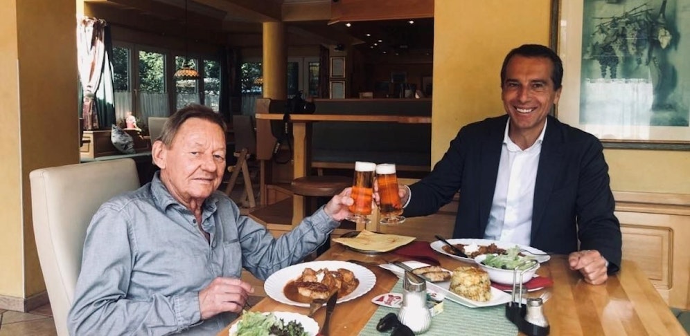 Gemeinsam im Gasthaus: Kern und Ambros mit Gulasch und einem Seidl Bier.