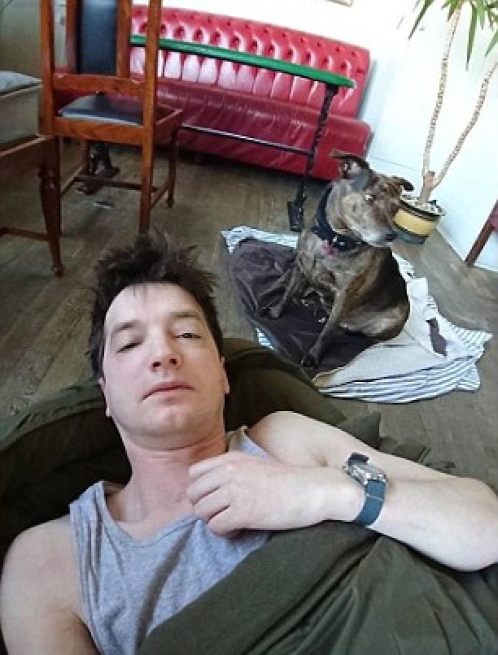 Tierischer Einsatz: Der schottische Pub-Besitzer postete dieses Foto. Es ist der Beweis, dass er die Nacht neben dem vergessenen Hund (hinten) verbrachte. 