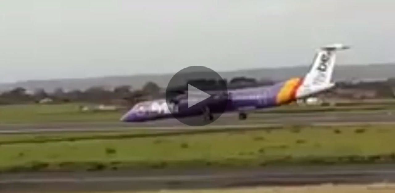 Heute.at - Flugzeug schlägt mit Nase auf Landebahn auf