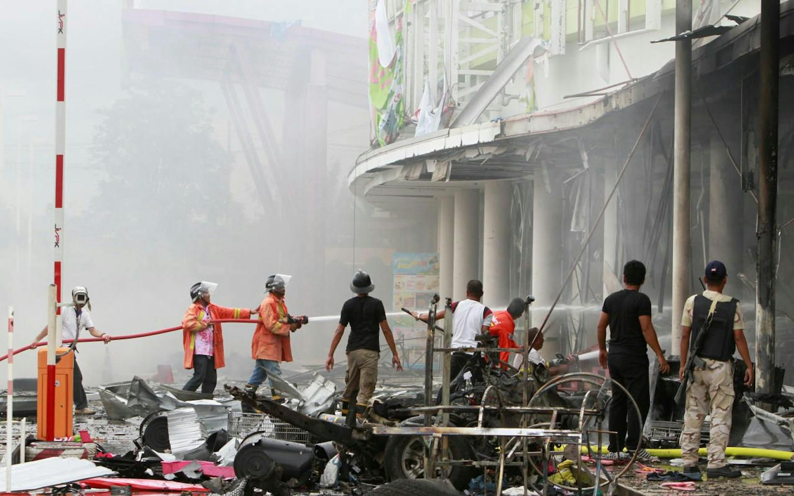 Bei den Detonationen wurden mindestens 40 Menschen verletzt.