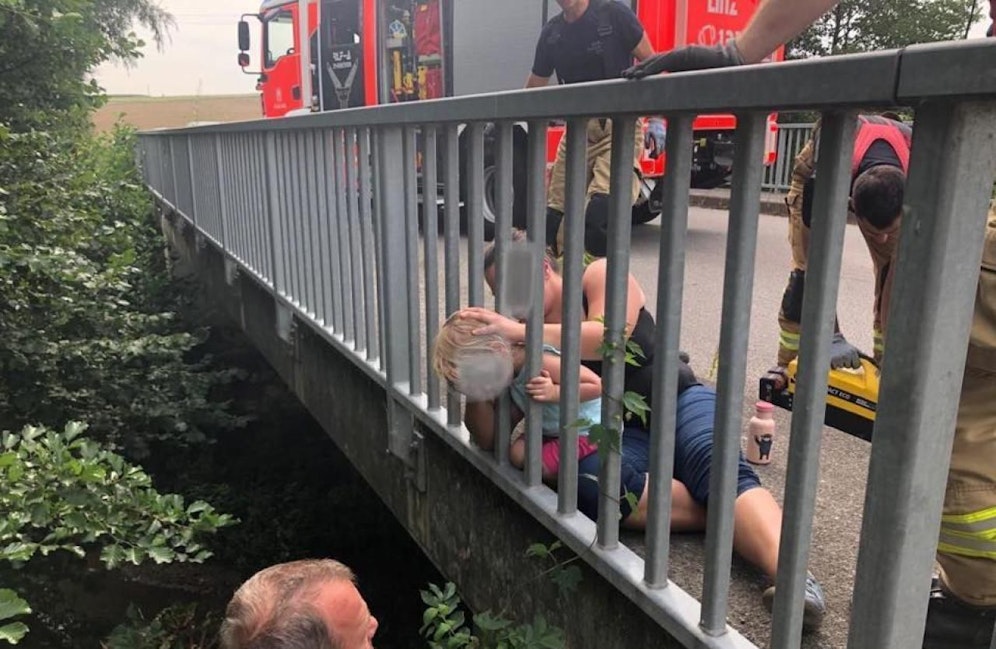 Die Feuerwehr befreite das Mädchen aus seiner misslichen Lage. 