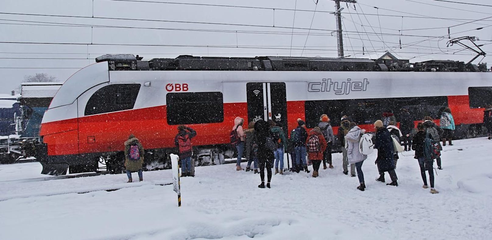 Unterrichtsfrei auch für Schüler in Ebensee. Sie durften mit dem Zug wieder heim fahren. 