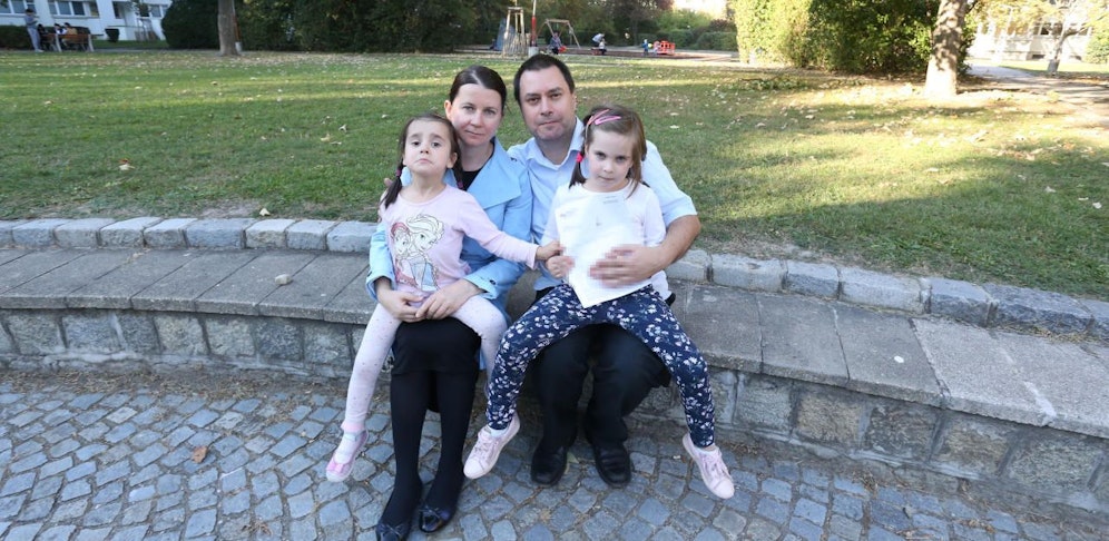 Maja (6, rechts) hat nach der Hunde-Attacke Angst vor Vierbeinern. Schwester Lena (4), Mama Aneta und Papa Martin unterstützen sie. 