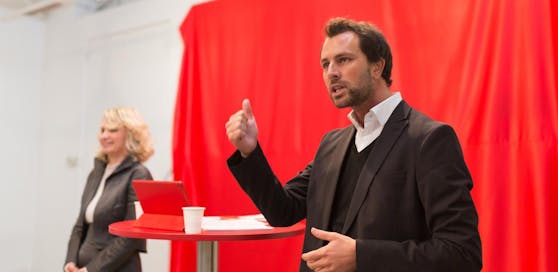 Georg Dornauer (r.) und seine Vorgängerin Elisabeth Blanik während der Präsentation der SPÖ-Kampagne zur Landtagswahl 2018.