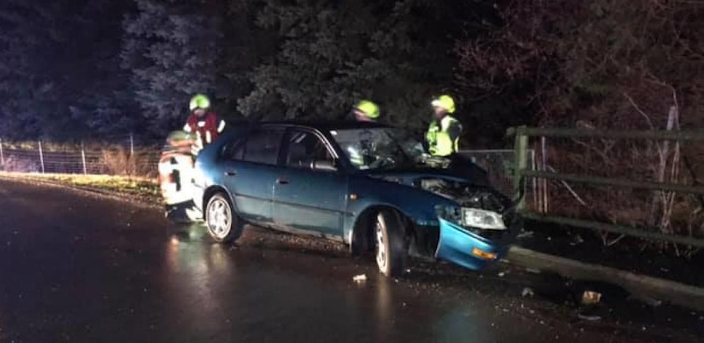 Die Feuerwehr barg das Unfallauto.