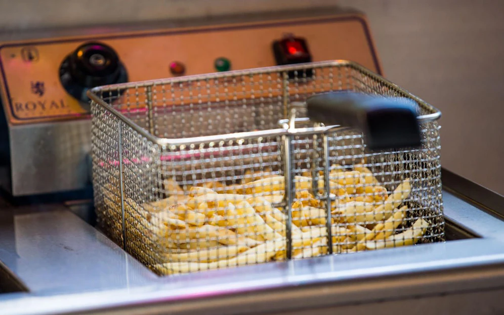 Eine Fritteuse mit Pommes frites. Symbolfoto