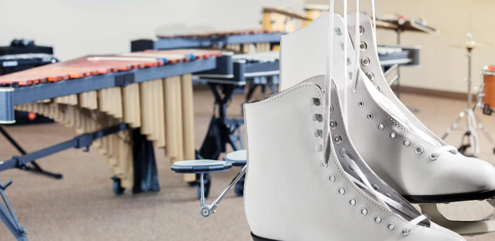 Symbolbild einer Musikschule und Eislaufschuhen.