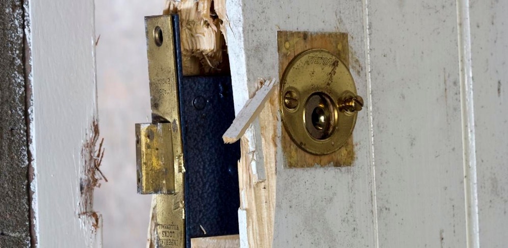 Eine beschädigte Eingangstür. Symbolfoto