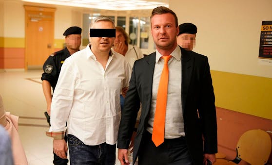 Stefan K. mit Anwalt Wolm vor Gericht.
