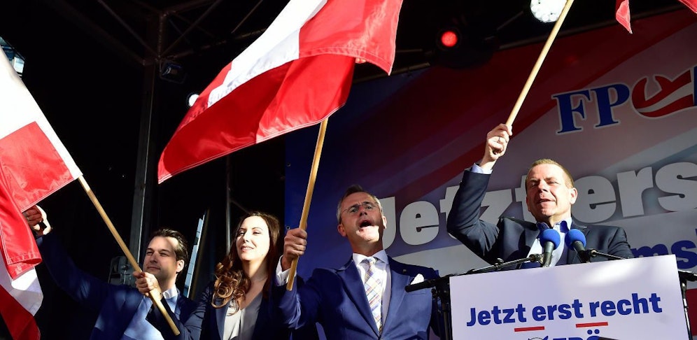 In Wels schritt FPÖ-Chef Norbert Hofer zum Song "Helden von Heute" auf die Bühne.