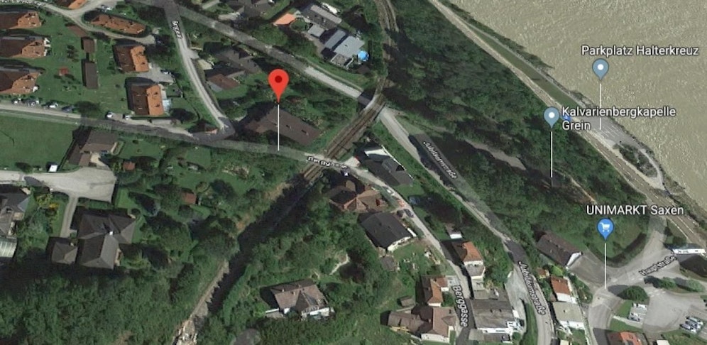 Kurz vor dem Bahnübergang lag der Mann auf den Schienen.