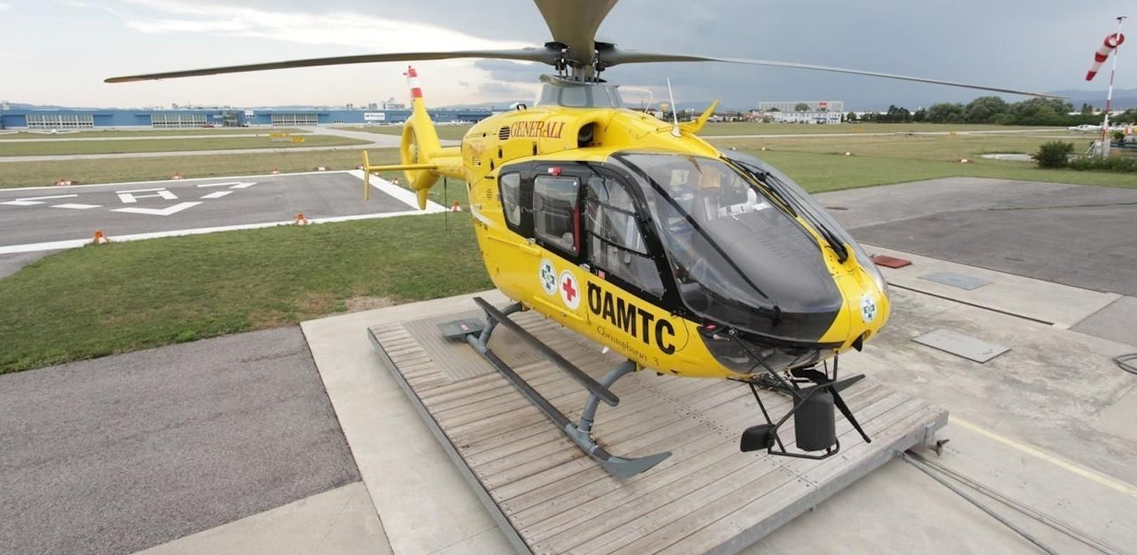 Decke stürzte ein: Mann per Helikopter ins Spital