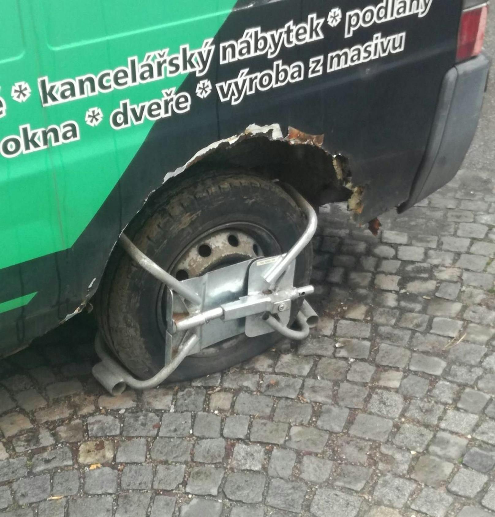 Dieser Lieferwagen hinkte trotz Parkkralle über einen Wiener Parkplatz  mit fatalen Folgen.