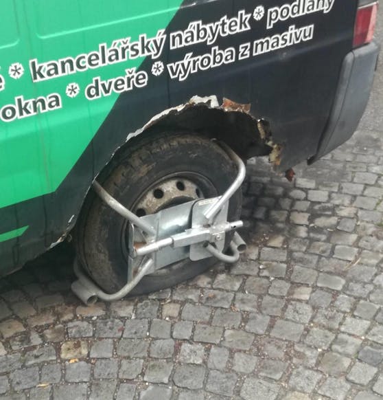 Dieser Lieferwagen hinkte trotz Parkkralle über einen Wiener Parkplatz mit fatalen Folgen.
