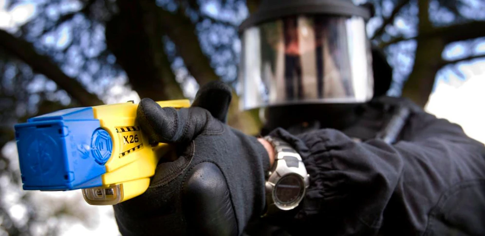 Die Beamten setzten gegen einen mutmaßlichen Randalierer Pfefferspray und Elektro-Schocker (Taser) ein.
