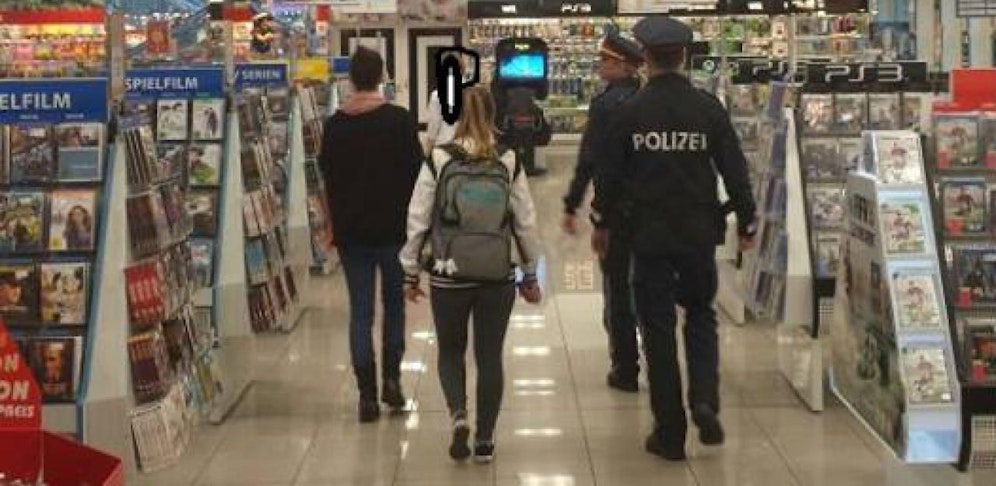 Die Polizei nahm die Ladendiebin fest.