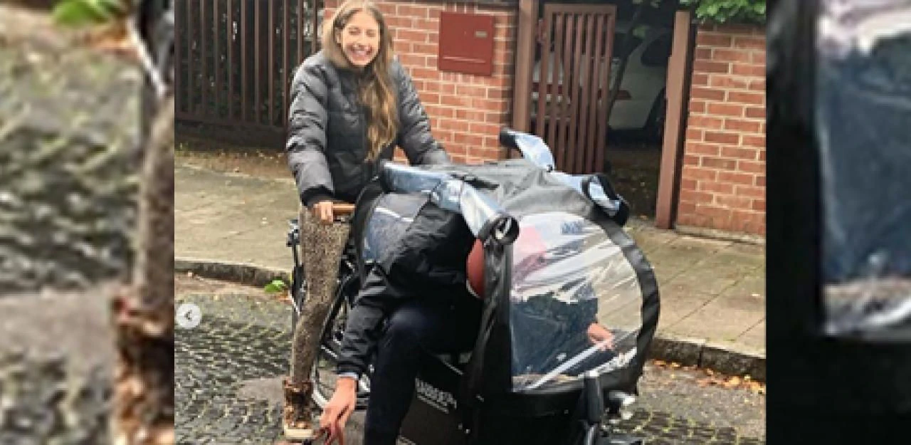 Szene  Cathy kutschiert ihren Gatten im Kinderwagen | Heute.at