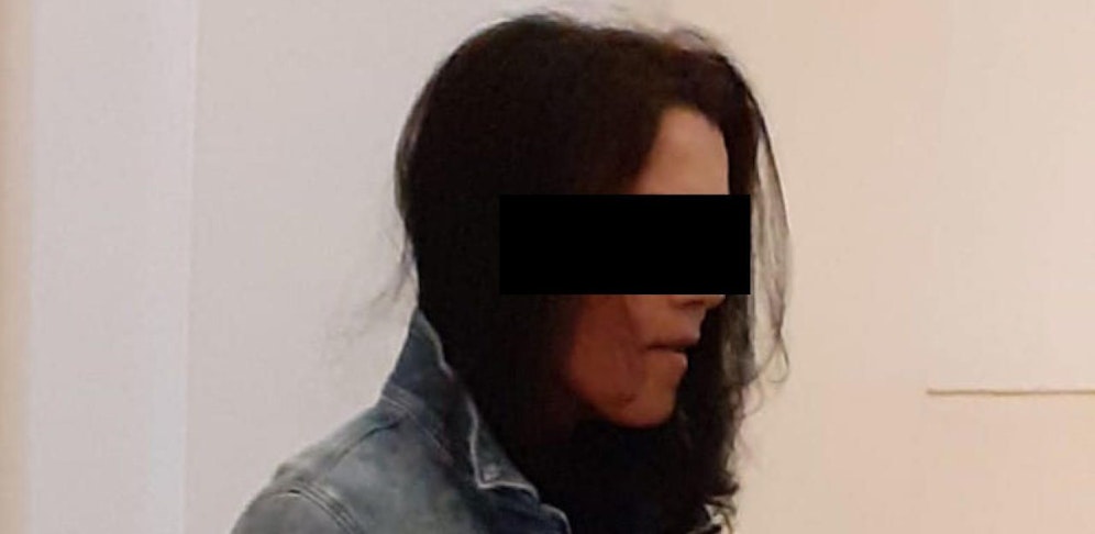 Die Angeklagte am Gericht Wr. Neustadt: Die 41-Jährige musste sich wegen zweifachen Mordversuchs verantworten.