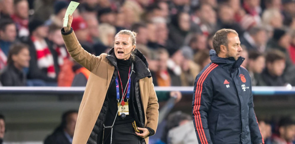 Kathleen Krüger ist als Teammanagerin des FC Bayern auch bei den Spielen mitten drinnen. 