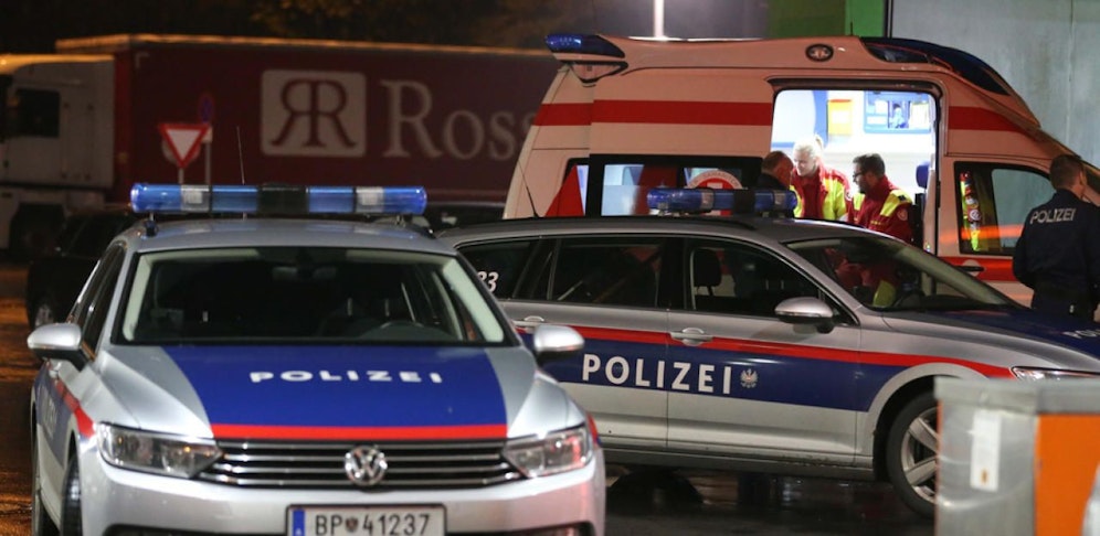 Die beiden Verletzten mussten von der Rettungskräften behandelt werden. (Symbolbild). 