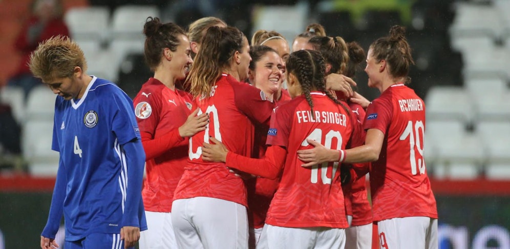 Die ÖFB-Frauen jubeln über das 9:0 in Maria Enzersdorf.