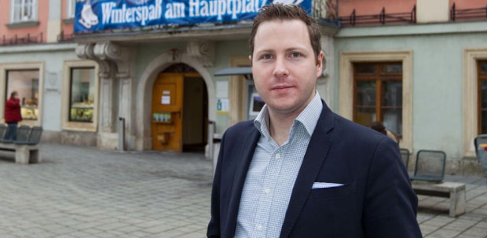 Michael Schnedlitz vor dem Rathaus Wr. Neustadt