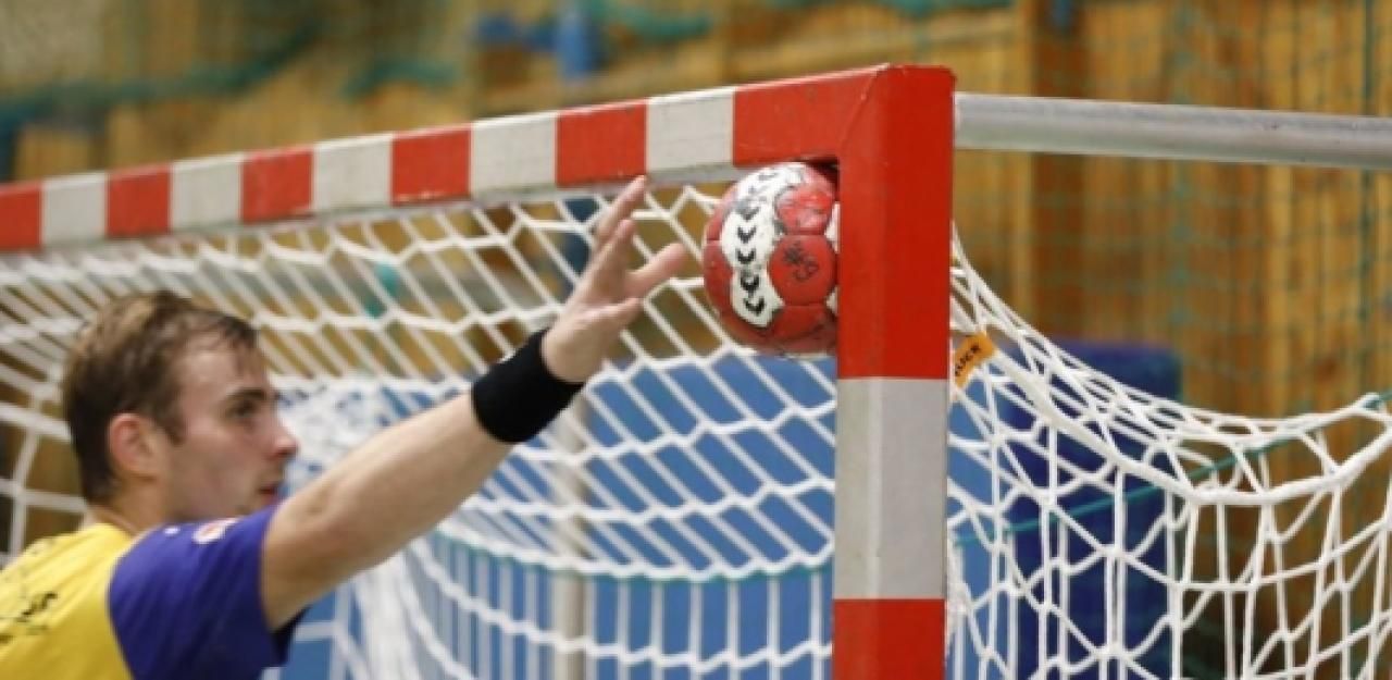 Team verliert, weil Ball am Lattenkreuz kleben bleibt Heute.at