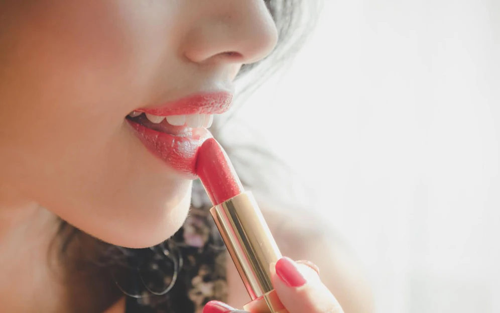 Eine pakistanische Universität verhängte ein Lippenstift-Verbot für Studentinnen. Darauf folgte scharfe Kritik seitens sozialer Medien und Aktivisten. 