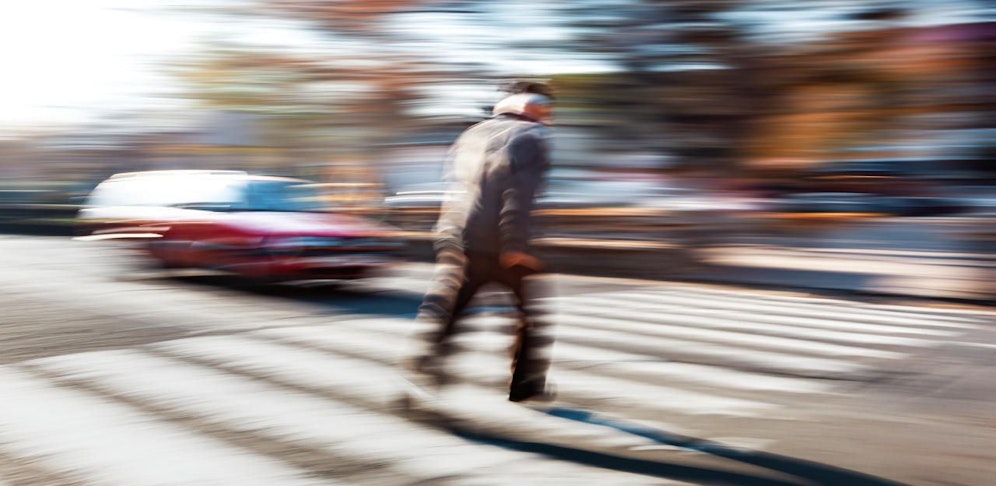 Die Fußgängerampel war auf rot: Ein 26-Jähriger ist Freitagmorgen von einem Auto angefahren und dabei schwer verletzt worden. 