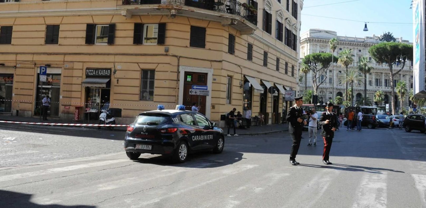 Ein Polizist wurde in Rom umgebracht. Mit acht Messerstichen in der Brustgegend soll ein Verdächtiger den 35-jährigen Carabiniere Mario Cerciello Rega im römischen Nobelviertel Prati unweit des Vatikans erstochen haben.