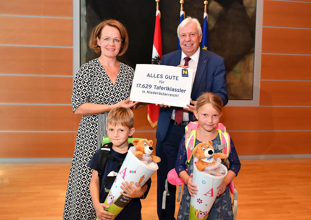 Christiane Teschl-Hofmeister und Johann Heuras (hinten) freuen sich mit Dorian und Rosa (vorne).