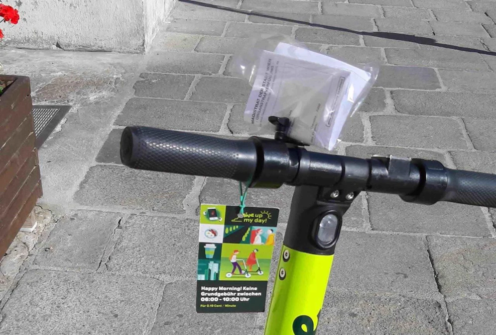 "Parkstrafe" für diesen E-Scooter am Gehsteig. 